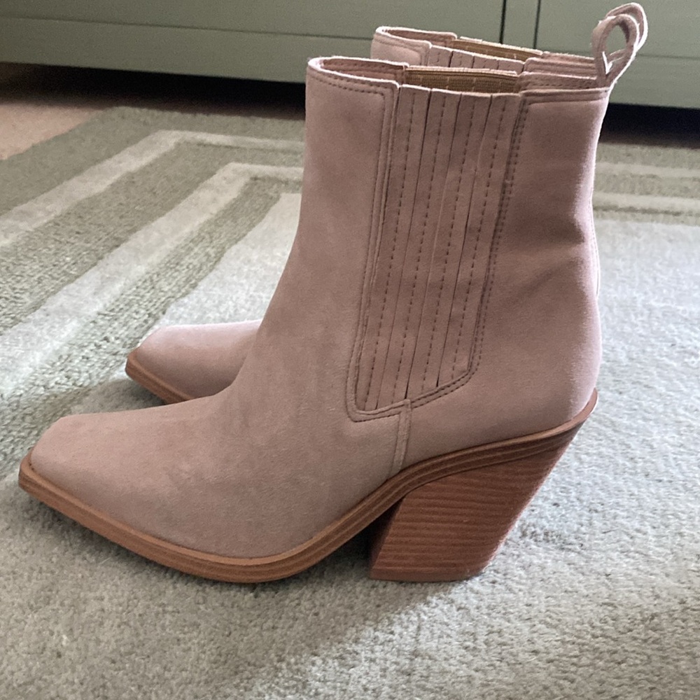 Vince Camuto 8.5 boots